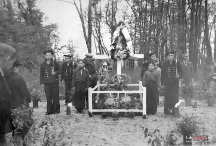 1 listopada 1945 r. Pierwszy krzyż i grób poświęcony Obrońcom Westerplatte.