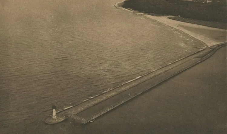 Molo wschodnie (przy falochronie) na Westerplatte. Zdjęcie z pierwszej dekady XX wieku.