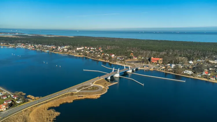 Zimowy widok Wyspy Sobieszewskiej znad Wiślinki. Na pierwszym planie most zwodzony wybudowany w 2018 r. 