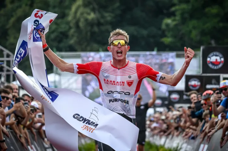 Podczas głównego wyścigu zawodów Enea Ironman Gdynia w rywalizacji mężczyzn triumfował Brytyjczyk Max Stapley (na zdjęciu), który pokonał linię mety w czasie 3:38.36. Zawodnicy mieli do pokonania dystans 1,9 km pływania, 90 km na rowerze oraz bieg na dystans 21,1 km. 