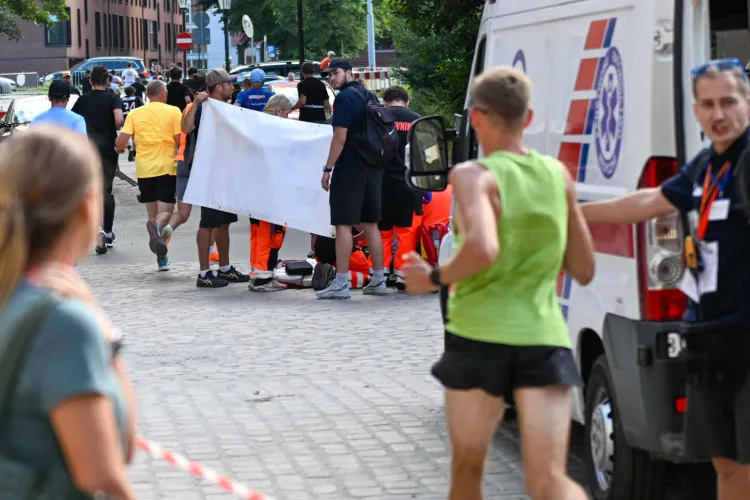 Zawodnikowi, który zasłabł podczas Biegu św. Dominika, natychmiast udzielono pomocy. 