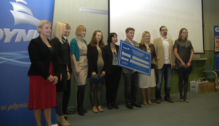 Nagrodę główną w imieniu zwycięzców odebrał Michał Rybak z firmy IVONA Software (czwarty z prawej &#8211; z czekiem), trzecia z prawej &#8211; laureatka II miejsca Marta Moksa, a czwarta z lewej laureatka III miejsca &#8211; Patrycja Tkaczyk. 