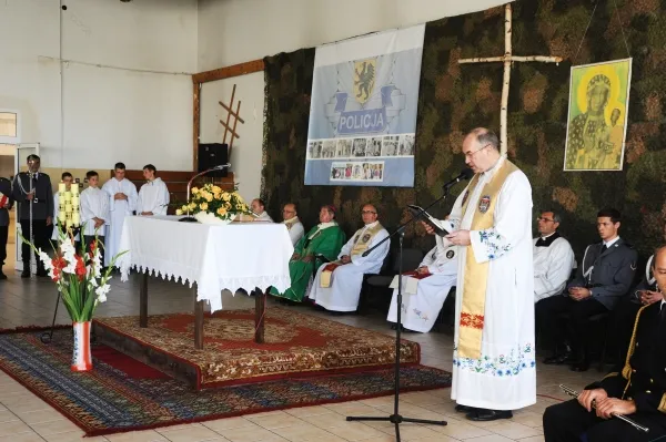 Rocznicowe msze święte to tradycja w pomorskiej policji, choć nie podobają się wszystkim funkcjonariuszom. Tak wyglądała w 2011 r.