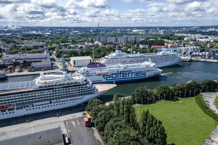 Przy nabrzeżu na Westerplatte cumuje Viking Neptune, przy nabrzeżu Oliwskim Crystal Symphony, a między nimi przepływa rejsowy prom Polferries.