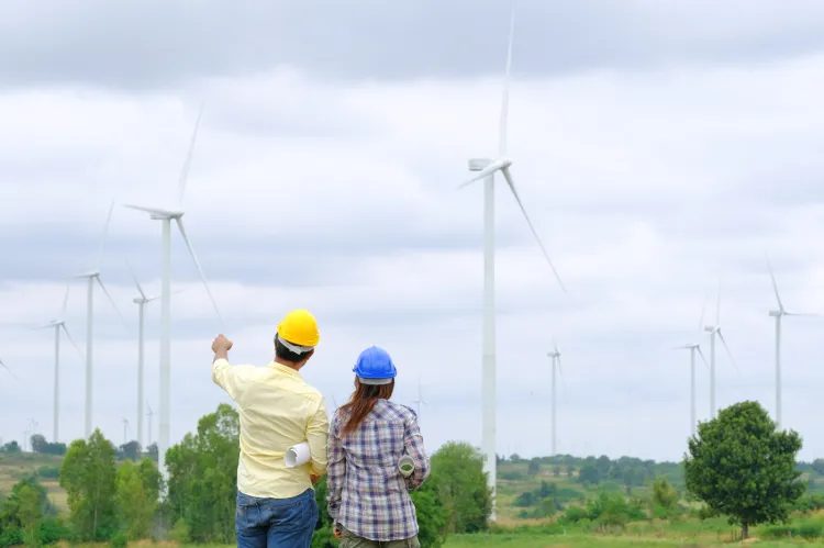 Dzięki alternatywom dla energetyki konwencjonalnej, firmy mogą redukować ślad węglowy, a to działanie jest ważnym elementem gospodarki cyrkularnej.