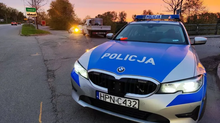 W czynnościach związanych z zatrzymaniem 16 poszukiwanych brali udział policjanci kryminalni, funkcjonariusze ogniwa patrolowo-interwencyjnego, wywiadowcy, dzielnicowi, policjanci ruchu drogowego oraz funkcjonariusze Oddziału Prewencji Policji w Gdańsku.