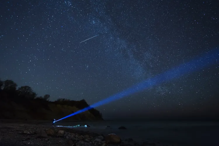 Para observar las Perseidas no necesitamos telescopio ni binoculares, lo que reduce el área de observación. Lo mejor es tumbarse en el suelo y observar el cielo a simple vista, que debe dirigirse hacia la constelación de Perseo. 