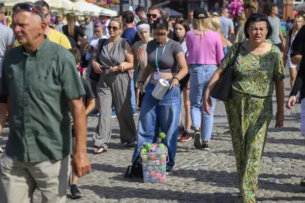 Sprzedawcy uliczni wyposażeni w skarbonki na pieniądze i identyfikatory to stały widok na ul. Długiej i Długim Targu. 