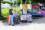 Jedną z mniej typowych pamiątek z wakacji może być portret, namalowany przez uliczną artystkę.