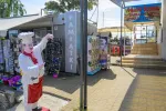 Na stoiskach z pamiątkami czas jakby się zatrzymał. Od lat ekspozycje wyglądają bardzo podobnie.