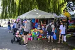 Bransoletki, maskotki, kubki czy porcelanowe figurki to standardowy wybór wśród wakacyjnych pamiątek.