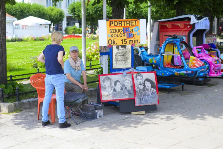 Jedną z mniej typowych pamiątek z wakacji może być portret, namalowany przez uliczną artystkę.