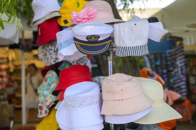Bransoletki, maskotki, kubki czy porcelanowe figurki to standardowy wybór wśród wakacyjnych pamiątek.