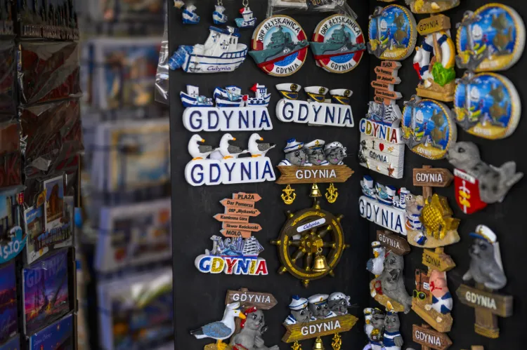 Bransoletki, maskotki, kubki czy porcelanowe figurki to standardowy wybór wśród wakacyjnych pamiątek.