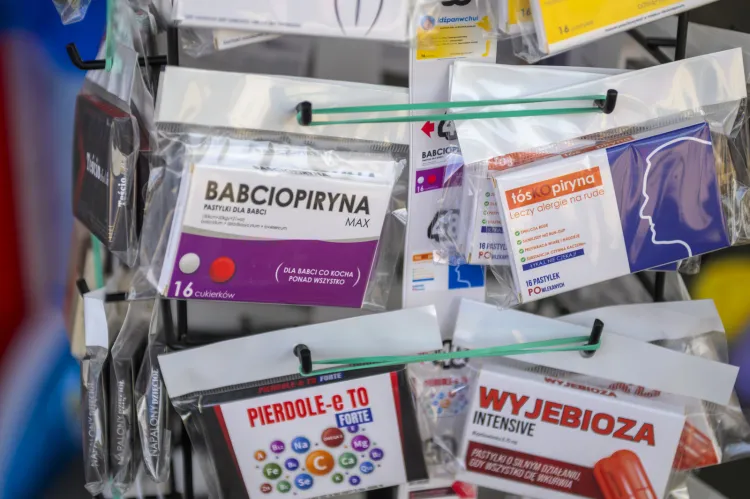 Tabletki z humorystycznymi napisami to jedna z nowości tego sezonu.