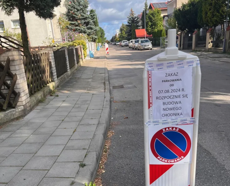 Signs announcing the renovation of the sidewalk on the street. The Horeszkos family showed up in early August. So far (August 21), work has not started.