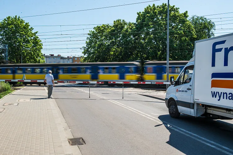 W przypadku utknięcia między szlabanami na przejeździe kolejowym - nie bój się wyłamać zapory. Ratuj swoje życie.