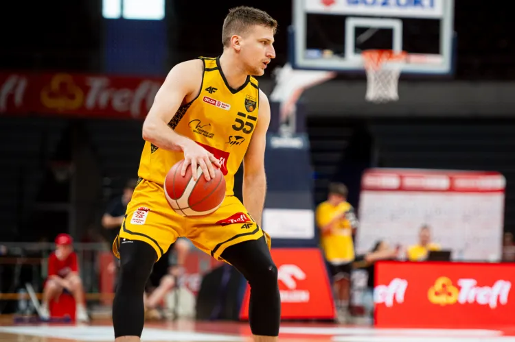 Jakub Schenk (na zdjęciu) zagrał dotychczas we wszystkich trzech meczach kontrolnych podczas przygotowań do sezonu 2024/25 w Orlen Basket Lidze.