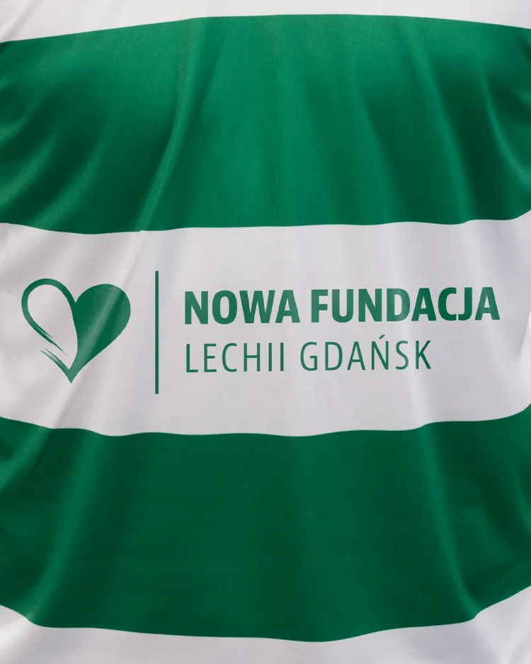 Z takim logo na koszulkach zagrają piłkarze Lechii Gdańsk w meczu z Radomiakiem Radom.