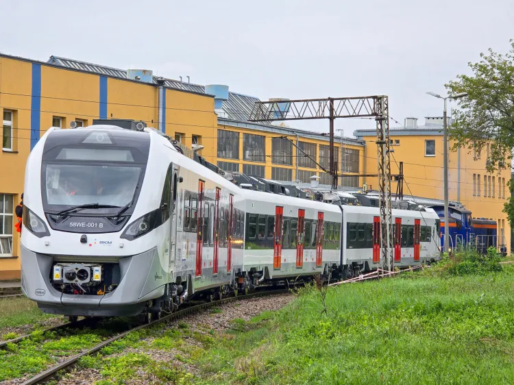 Pierwszy aglomeracyjny skład dla SKM opuścił już zakład firmy Newag i pojechał do Instytutu Kolejnictwa w Krakowie.