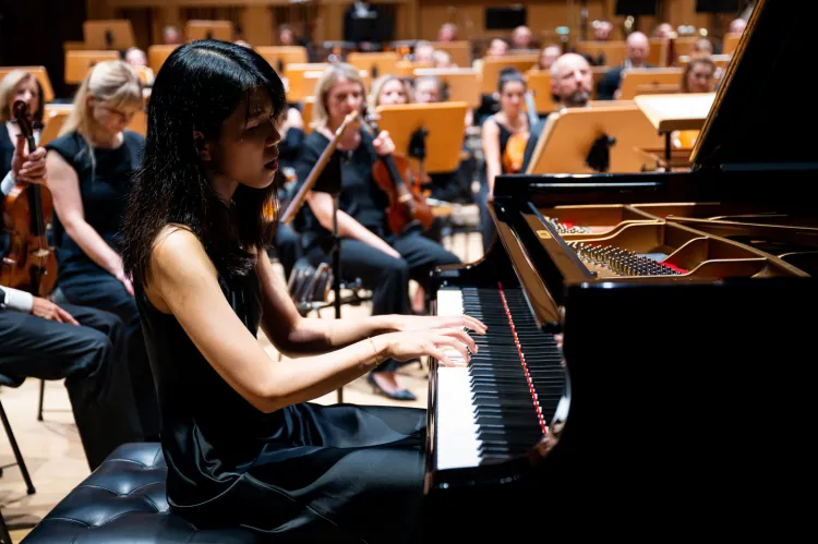 Eteryczna Kate Liu wykonała z Orkiestrą Polskiej Filharmonii Bałtyckiej pod dyr. Georga Cziczinadze Koncert fortepianowy a-moll Edwarda Griega. 