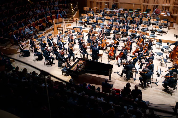 Orkiestra Polskiej Filharmonii Bałtyckiej zagrała znakomicie i w pełni zasłużyła na długie owacje na stojąco, którymi nagrodzili ją słuchacze. 