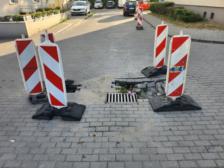 Przed kilkoma miesiącami, kiedy w drodze pojawiła się dziura, zabezpieczono ją pachołkami. Kiedy pojawiła się druga, dostawiono kolejne. 