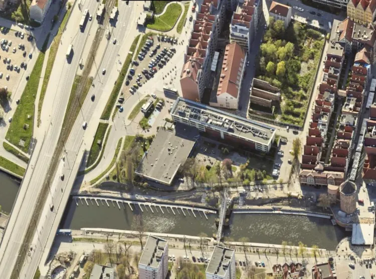 Niższa część hotelu Novotel koliduje z przebiegiem ul. Nowej Motławskiej. Dlatego właściciel zamierza przeprojektować obiekt. 