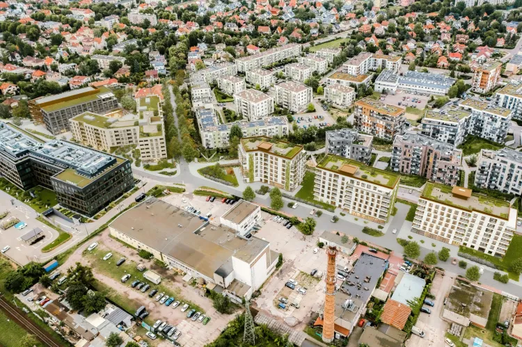 Zabudowa wielofunkcyjna na terenie po zakładach Bałtyku oraz mieszkaniówka przy Droszyńskiego 14 na tle Przymorza Małego. 
