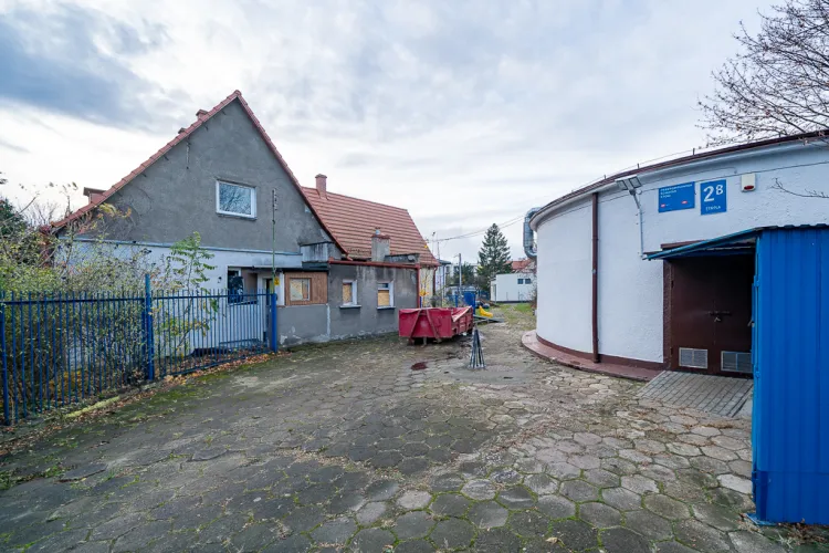 W bezpośrednim sąsiedztwie budynku działa przepompownia ścieków, która zostanie rozbudowana.
