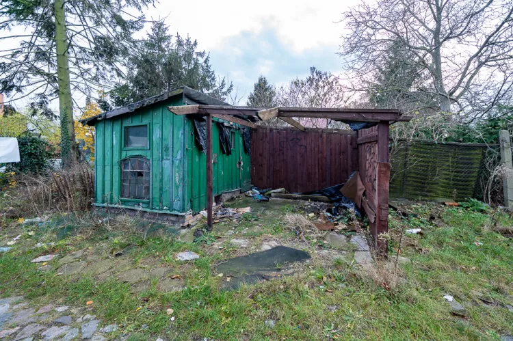 Wiata przeznaczona do rozbiórki na posesji Sokola 2a-b