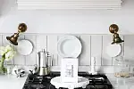 "Paris. Brunch | Travel" to subiektywny przewodnik po Paryżu, który łączy tradycyjne przepisy kuchni francuskiej z osobistymi doświadczeniami i rekomendacjami.