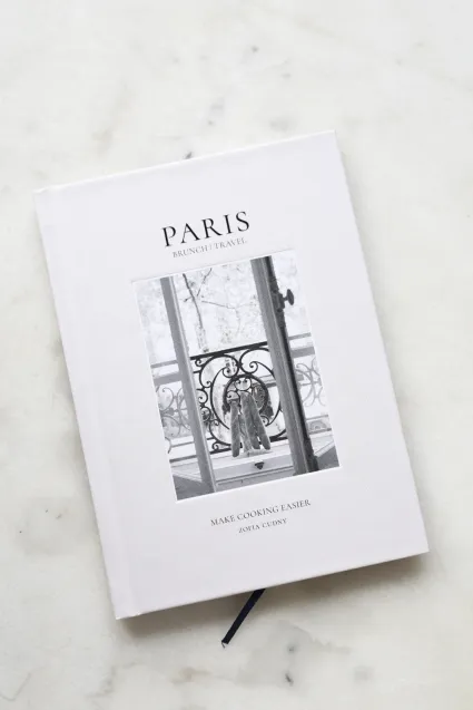"Paris. Brunch | Travel" to subiektywny przewodnik po Paryżu, który łączy tradycyjne przepisy kuchni francuskiej z osobistymi doświadczeniami i rekomendacjami.