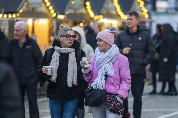 Grzane wino to jeden z najczęściej kupowanych produktów na jarmarku bożonarodzeniowym.