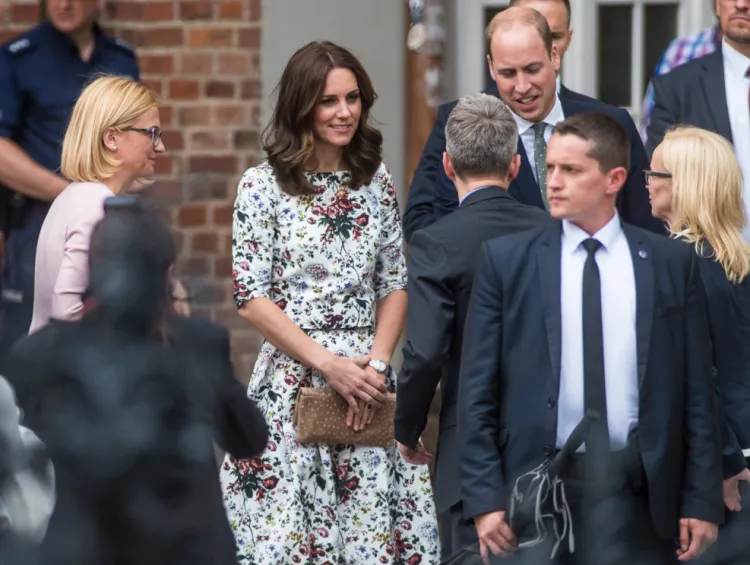 Księżna Kate zajęła 2. miejsce w kategorii "Najczęściej wyszukiwani ludzie w 2024 r. na świecie". Wyprzedził ją Donald Trump. Na zdjęciu: księżna Kate i książę William z wizytą na Długim Targu w 2017 r.