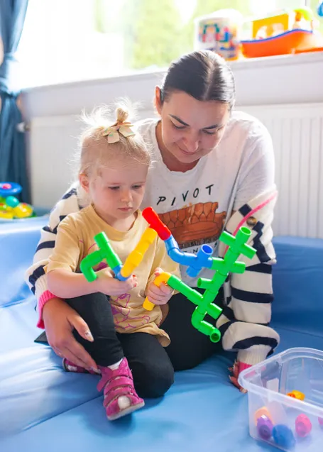 Dzięki nowoczesnym metodom, zaangażowaniu specjalistów i holistycznemu podejściu Zdrowy Smyk staje się liderem w dziedzinie integracji dzieci z różnymi potrzebami. 
