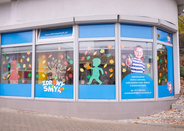 Zdrowy Smyk to innowacyjna marka, która odpowiada na wyzwania współczesnej edukacji i terapii. 