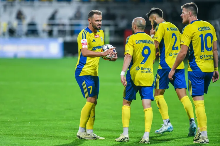 Szymon Sobczak (nr 7) potrzebował niewiele ponad kwadransa, aby zdobyć gola i asystę, a gdy po przerwie Olimpia Grudziądz próbowała walczyć o remis, Tornike Gaprindaszwili (9) dołożył bramkę i miał udział w trafieniu Karola Czubaka (nr 10). 