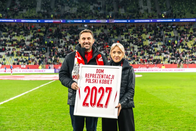 Listopada 2024. Energa Sponsorem Głównym Domu Reprezentacji Polski Kobiet w piłce nożnej. Na zdjęciu. Magdalena Marszałkowska, dyrektor Departamentu Marketingu Energi SA i Piotr Borawski, wiceprezydent Gdańska. 