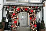 Romantyczny łuk stanął przed restauracją manna 68.