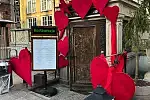 Wejście do Piwnicy Rajców zdobią ręcznie wykonane serca z drewna obitego materiałem. 