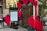 Wejście do Piwnicy Rajców zdobią ręcznie wykonane serca z drewna obitego materiałem. 