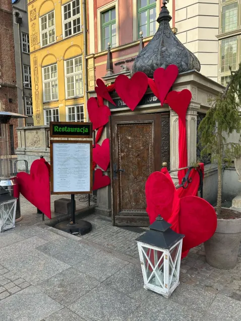 Wejście do Piwnicy Rajców zdobią ręcznie wykonane serca z drewna obitego materiałem. 