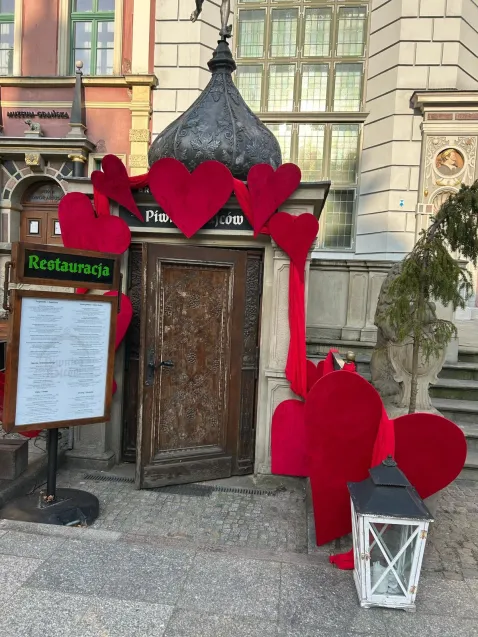 Wejście do Piwnicy Rajców zdobią ręcznie wykonane serca z drewna obitego materiałem. 