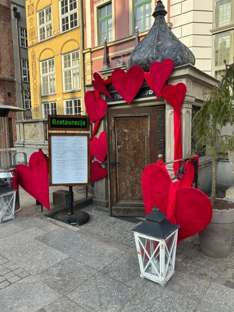 Wejście do Piwnicy Rajców zdobią ręcznie wykonane serca z drewna obitego materiałem. 