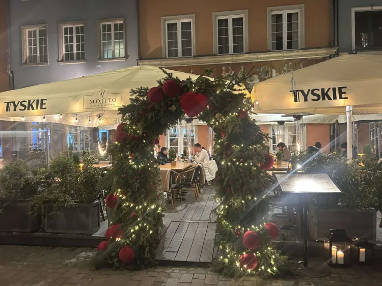 Walentynkowy wystrój jest też przed restauracją Mojito.