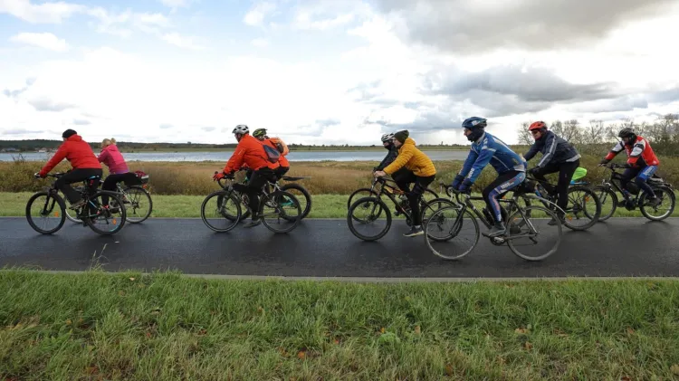 Analiza danych z lat 2021-2024, pochodzących z liczników rowerowych umieszczonych w różnych częściach województwa, wskazuje na wyraźny wzrost popularności jazdy na rowerze.