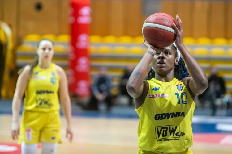 VBW Gdynia ma już pewne 1. miejsce na koniec rundy zasadniczej, a mimo to nie przestaje wygrywać. Ruth Hebard (na zdjęciu) zdobyła 25 punktów i 12 zbiórek w meczu z Basket Bydgoszcz Ekstraklasa. 