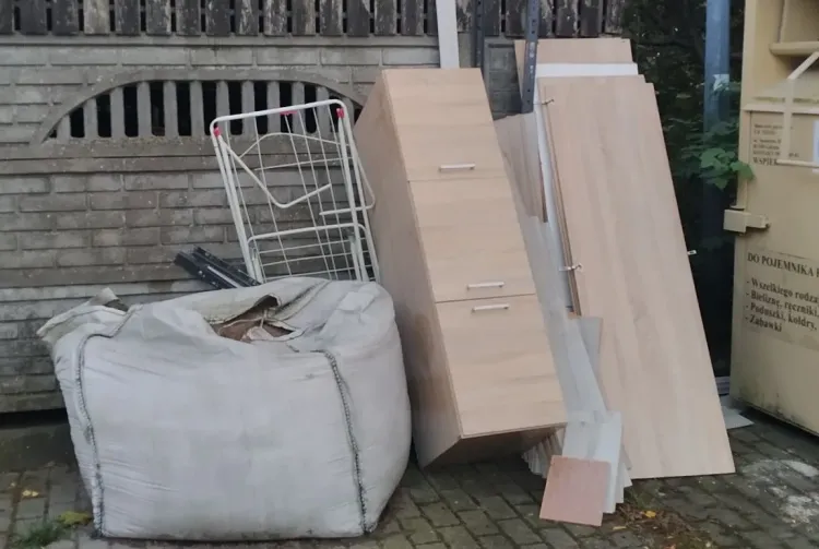 Dla jednych zbędny i stary mebel, dla innych może się okazać perełką, którą można odnowić lub po prostu przyjąć jako element wyposażenia domu.