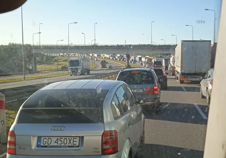 Zepsuty tir na poboczu obwodnicy oznacza... problemy innych kierowców. 